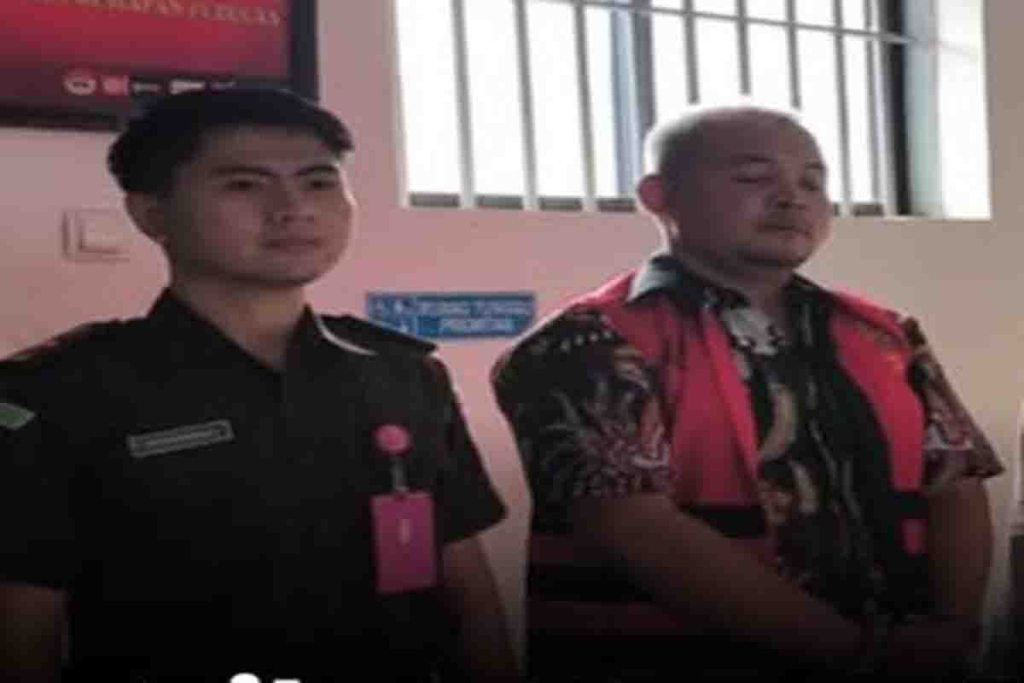 Kepala Desa Lajing, Mohammad Shohib (kanan)