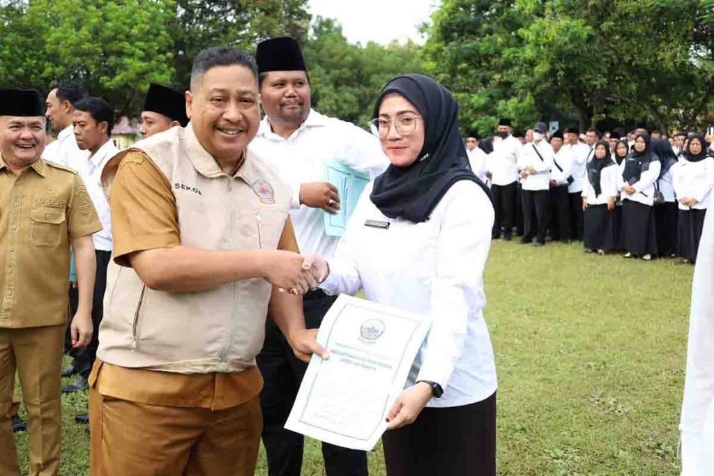 Penyerahan SK PPPK Paruh Waktu oleh Sekda Bangkalan