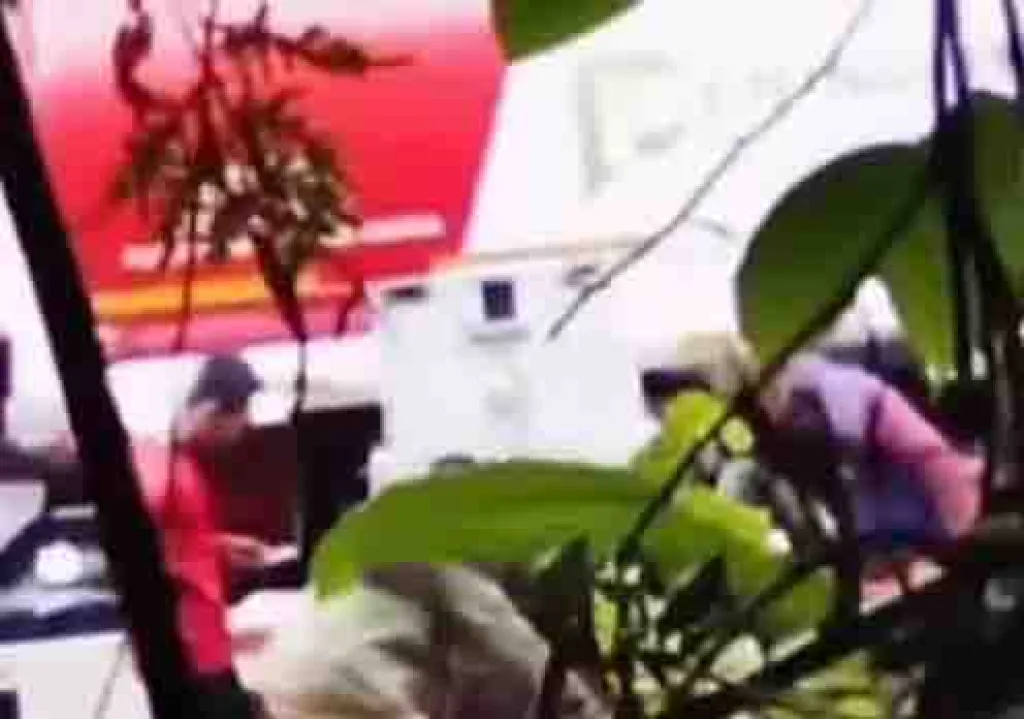 Truk Tangki BBM Pertamina Kencing di Exit Tol Banyuurip Surabaya