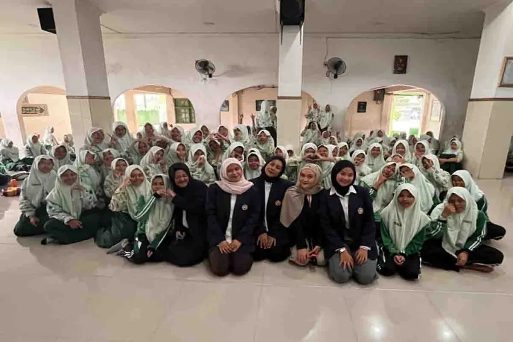 Dosen Universitas Wijaya Putra Gelar Pelatihan Karakter di MTs Darul Ulum