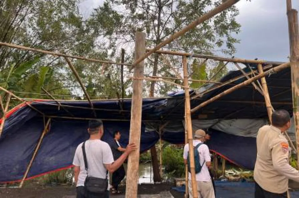 Polsek Krembung Bongkar Lapak Judi Sabung Ayam di Desa Ploso