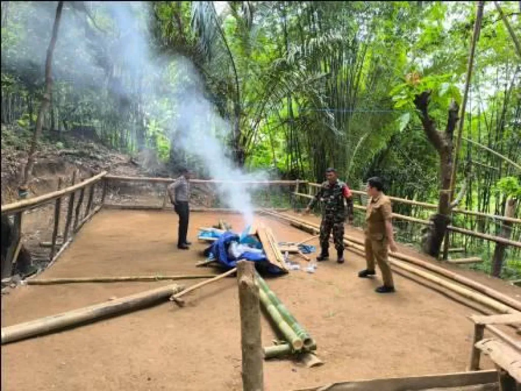Polsek Polewali Musnahkan Arena Sabung Ayam di Sulewatang