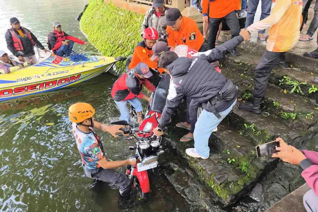 Talud Telaga Sarangan Ambrol, 3 Wisatawan dan 8 Motor Masuk Danau