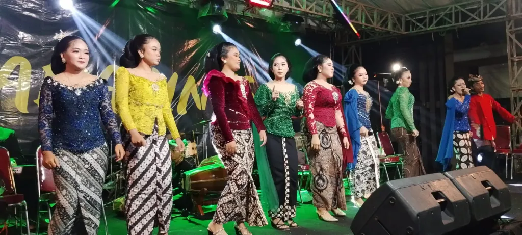 Ruwat Desa di Desa Driyorejo Menghadirkan Sinden Proborini