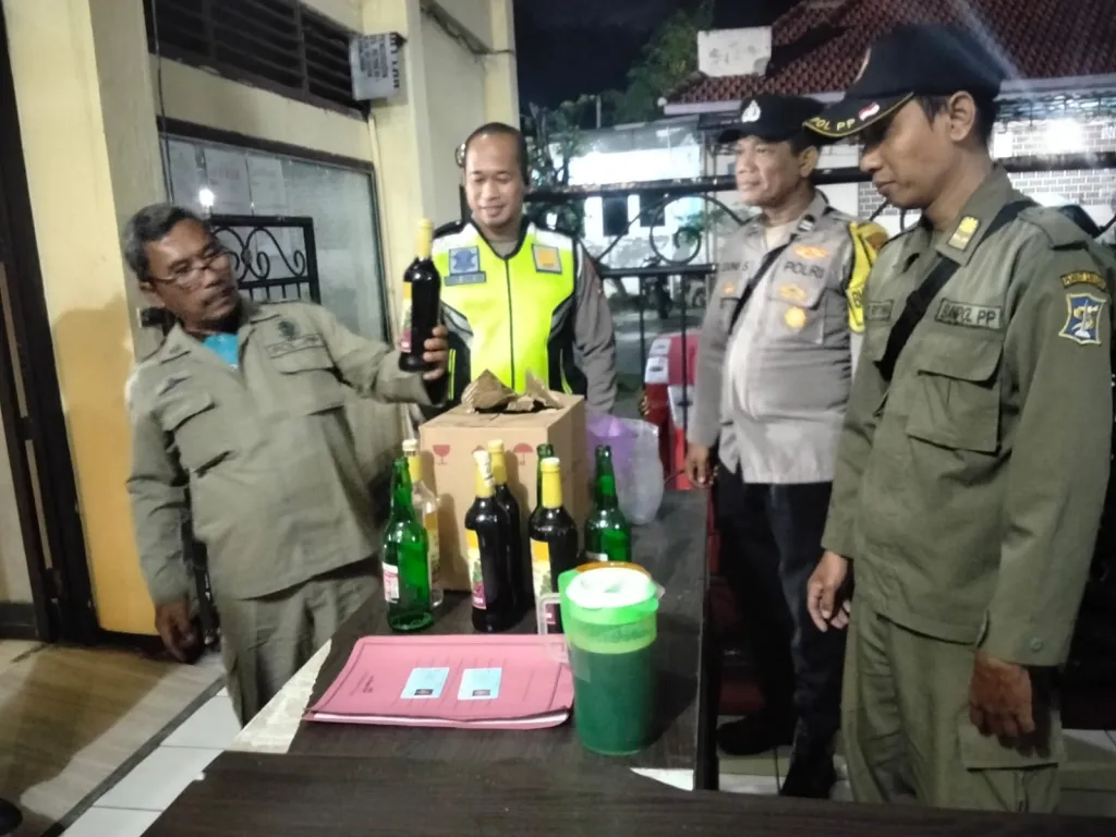 Polsek Kenjeran Amankan Miras dari Kafe Rindu yang dan Kafe Rara