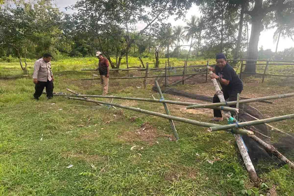 Aparat kepolisian dari Polsek Ma’rang bongkar arena sabung ayam di Kampung Ujung