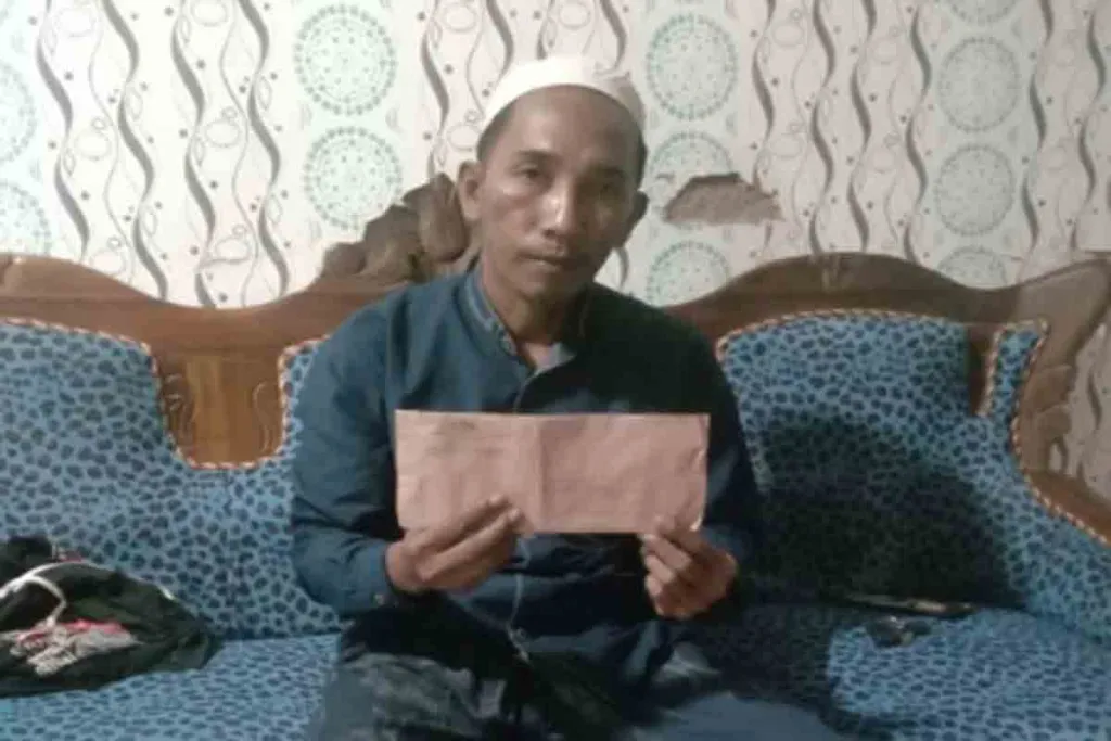 Satria menunjukkan bukti kuitansi kerjasama bisnis gabah. (Foto : ist)