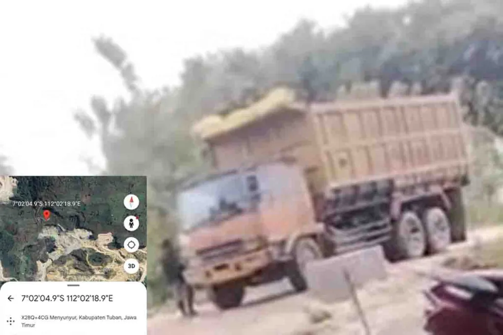 Truk tronton pengangkut material tambang di Desa Menyunyur, Kecamatan Grabagan, Kabupaten Tuban.