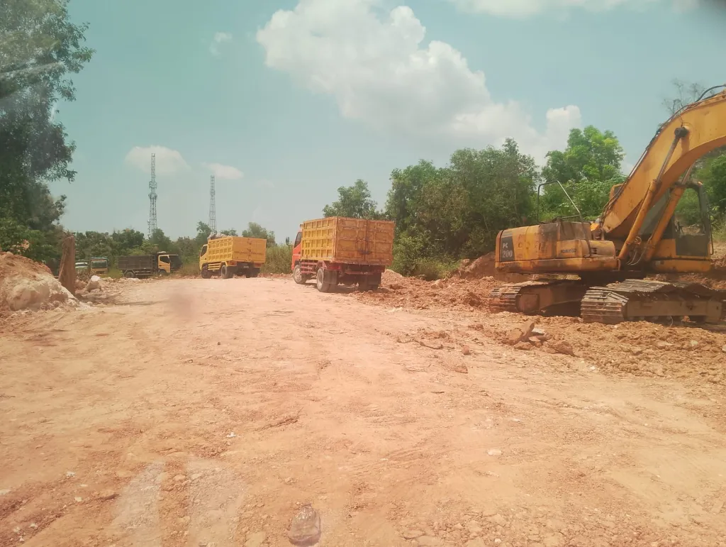 Aktivitas tambang di Desa Prupuh, Kecamatan Panceng, Kabupaten Gresik