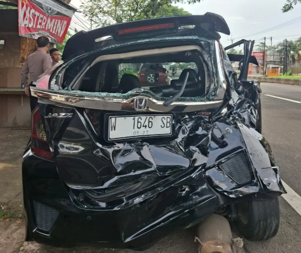 Mobilnya Ringsek Ditabrak Truk Bina Lestari, Farid Belum Dapat Ganti Rugi