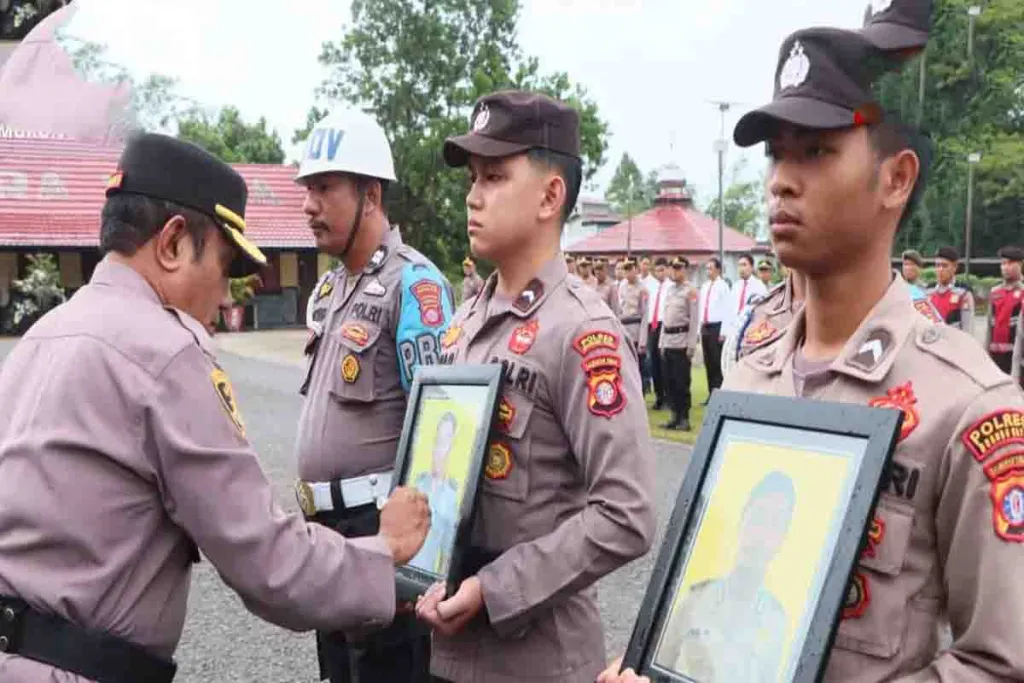 Upacara PTDH terhadap Aipda Joko Mulyono dan Brigpol Sigit Bowo