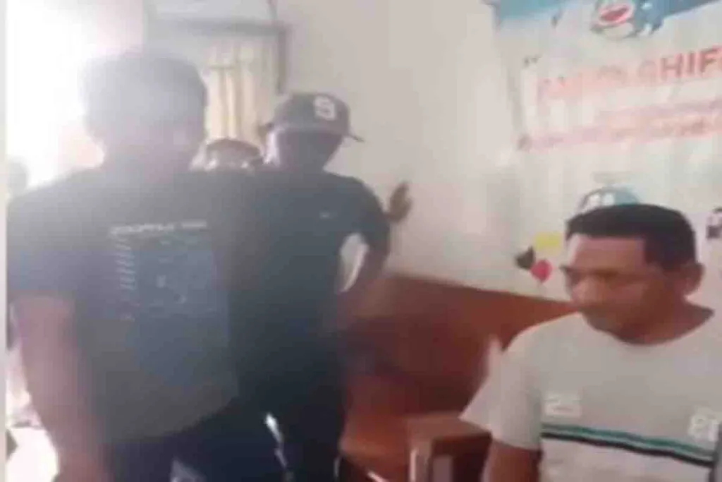 Supar (kaos putuh) saat diamankan warga Loceret