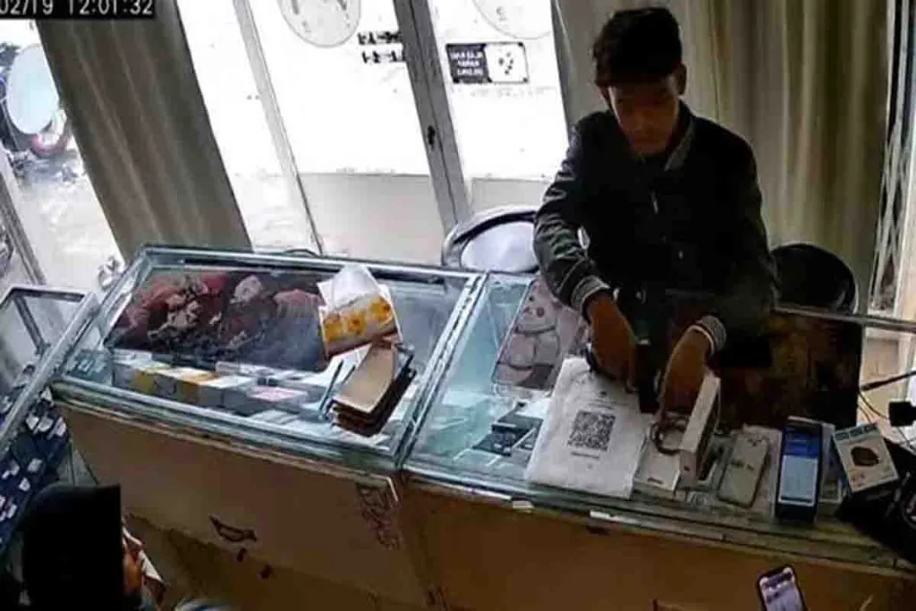 Perampok Gunakan Pistol Mainan Beraksi di Toko Handphone DH Store