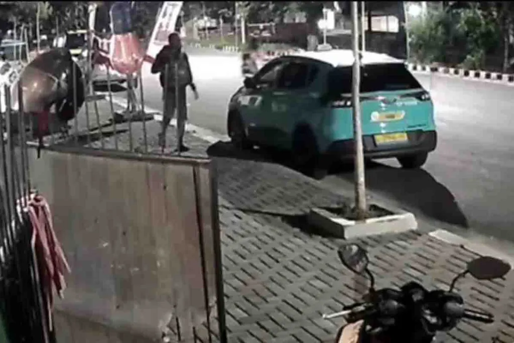 Pedagang Bendera Asal Blitar Kehilangan Tas Berisi Uang Rp 57 Juta di Surabaya