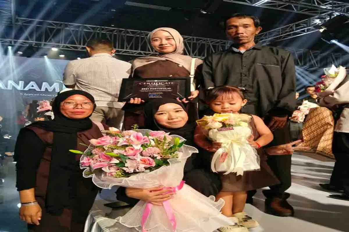 Kisah Niken, Anak Penggembala Kambing yang Berprestasi di Fashion Show UNESA 2026