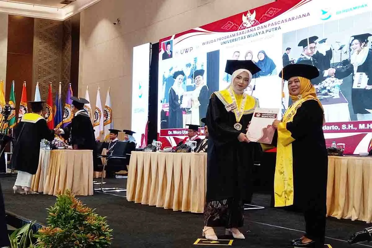 Universitas Wijaya Putra Kukuhkan 397 Wisudawan Program Sarjana
