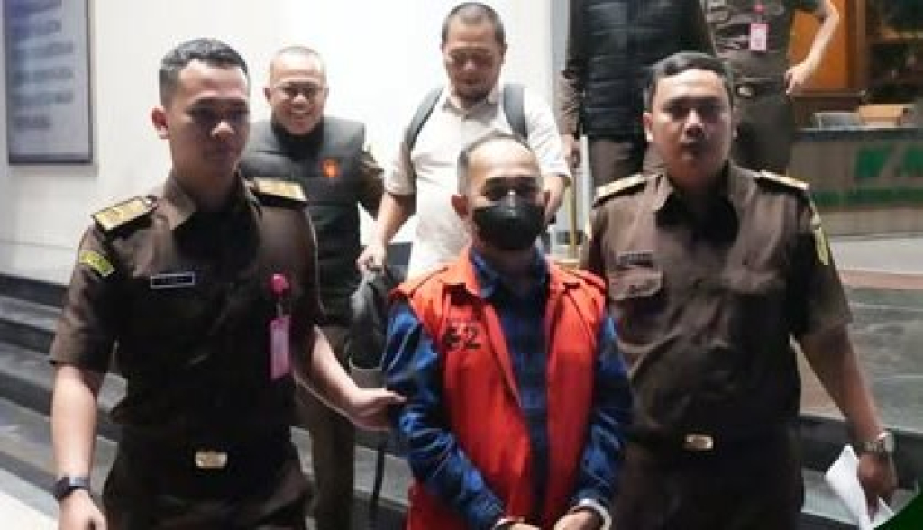 Tersangka tersebut berinisial AHS (pakai rompi merah muda)