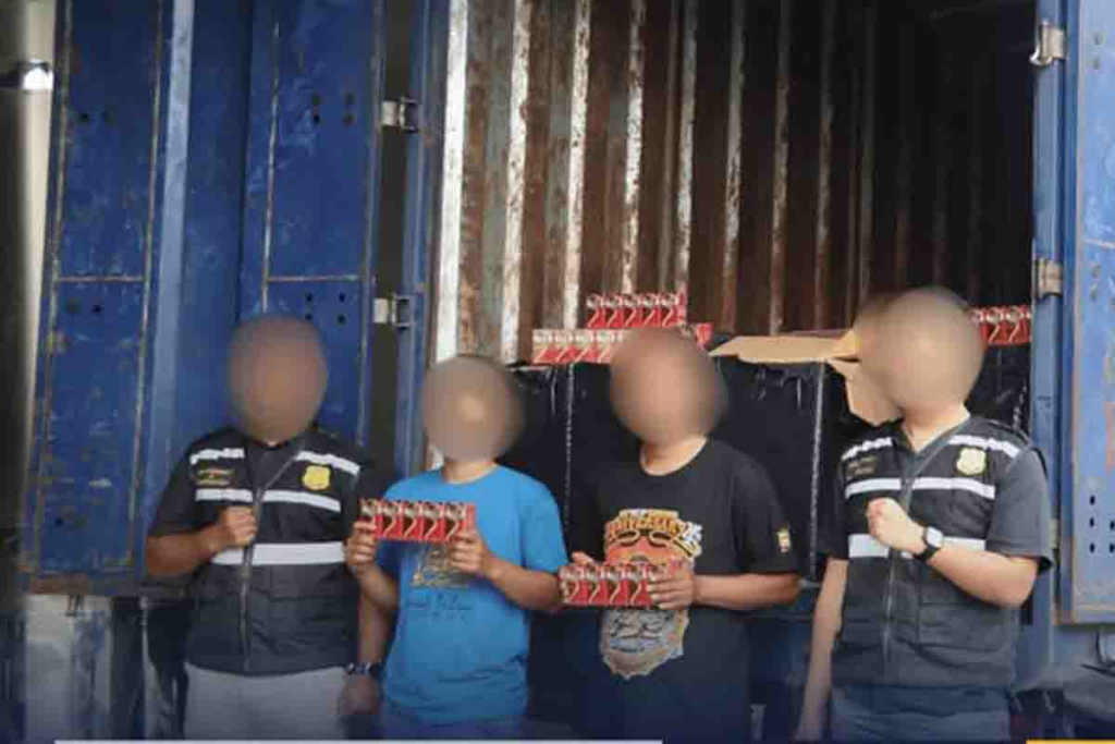 Sopir dan kernet truk box pengangkut rokok ilegal