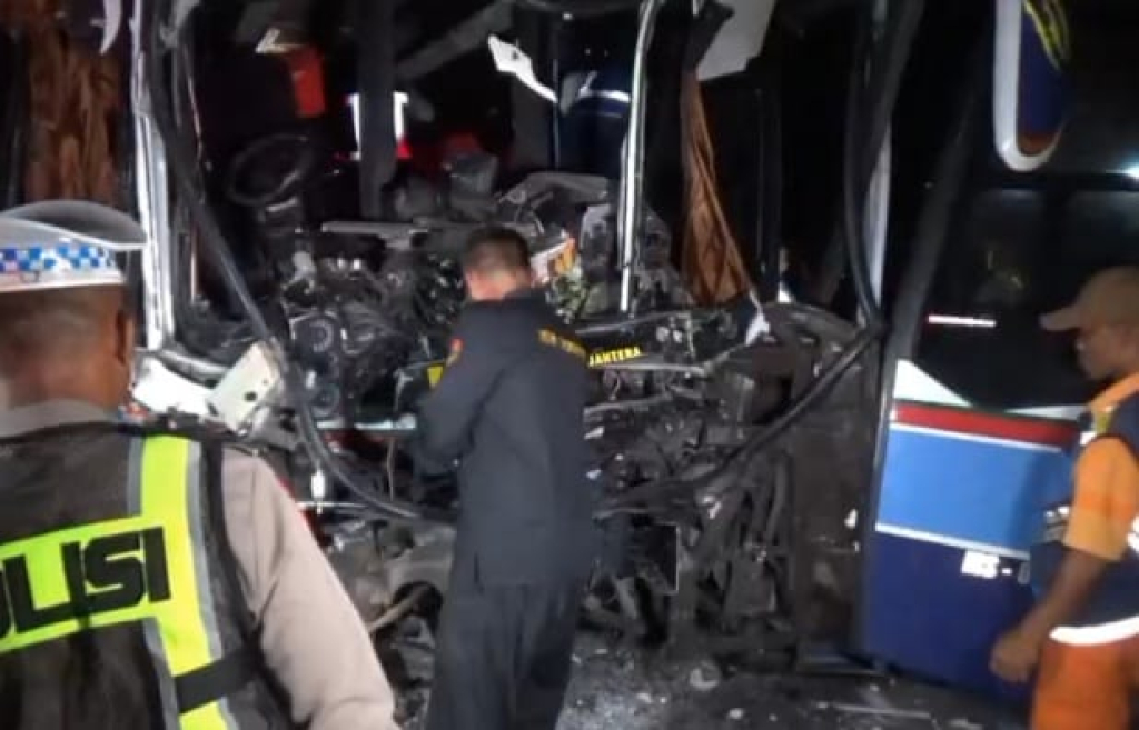 Petugas evakuasi bus MILA yang kecelakaan