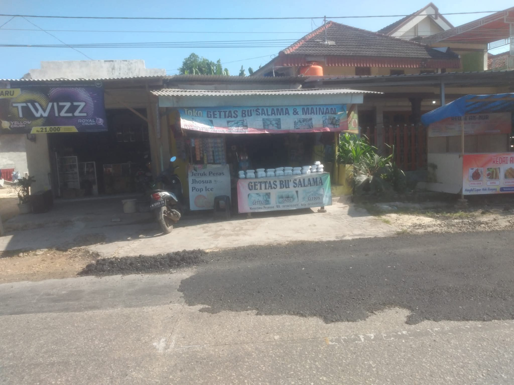 Lapak kue gettas milik Salama