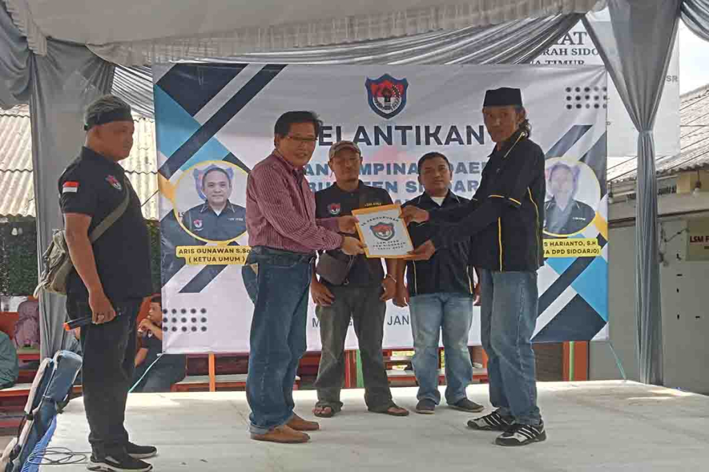Penyerahan SK dari Sekretaris LSM FPSR ke Ketua LSM FPSR Sidoarjo, Agus Harianto