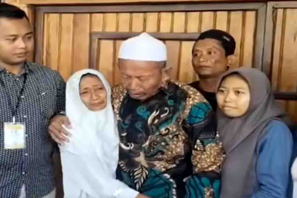 Masir saat bebas dari lembaga pemasyarakatan disambut keluarganya