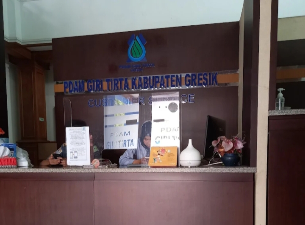 Loket layanan di kantor PDAM Giri Tirta Gresik