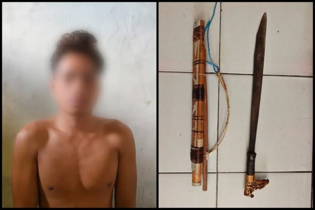 Pelaku inisial J dan mandau yang digunakan untuk membunuh