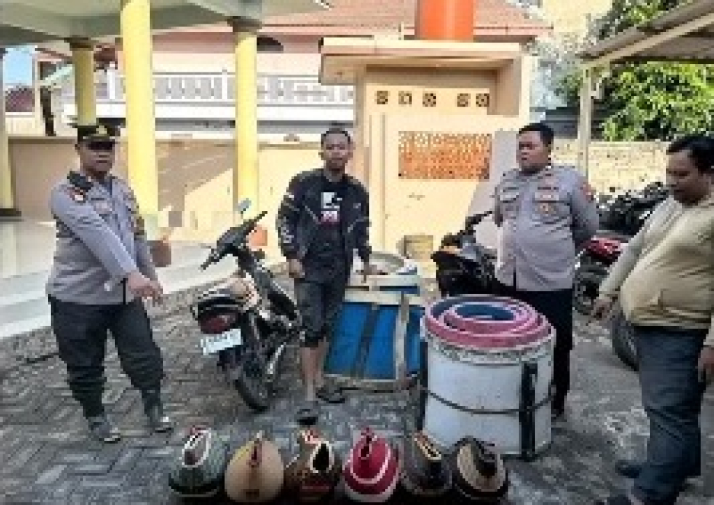 Petugas Polsek Brondong mengamankan barang bukti sabung ayam