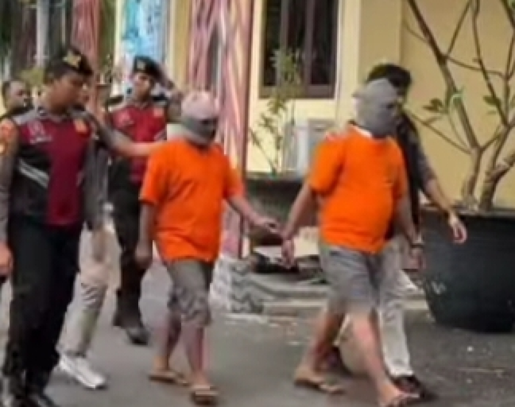 Dua dari 3 tersangka saat di Polres Situbondo