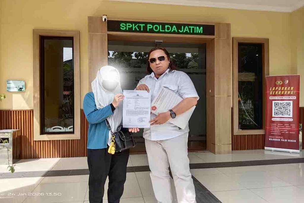Wanita inisial SW dan Dodik Firmansyah usai laporan di SPKT Polda Jatim