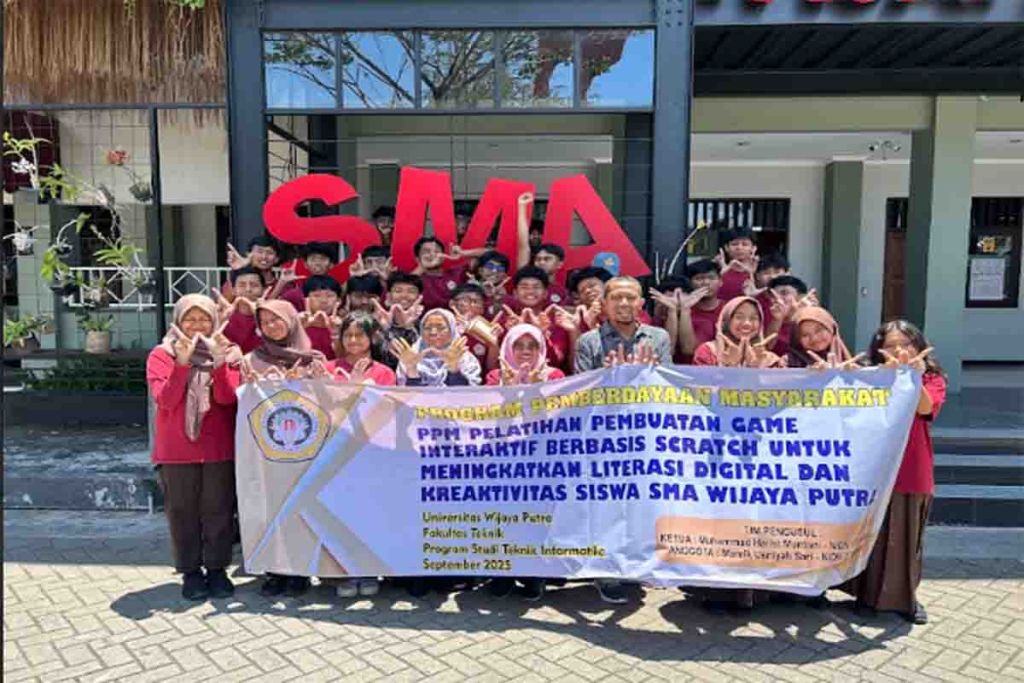 Siswa SMA Wijaya Putra Surabaya dan Tim Dosen Program Studi Teknik Informatika Universitas Wijaya Putra