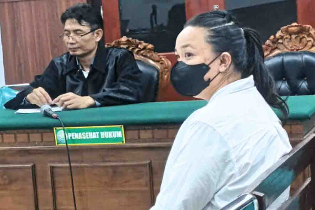 Theresia Febyane Cristanto saat disidang di Pengadilan Negeri Surabaya