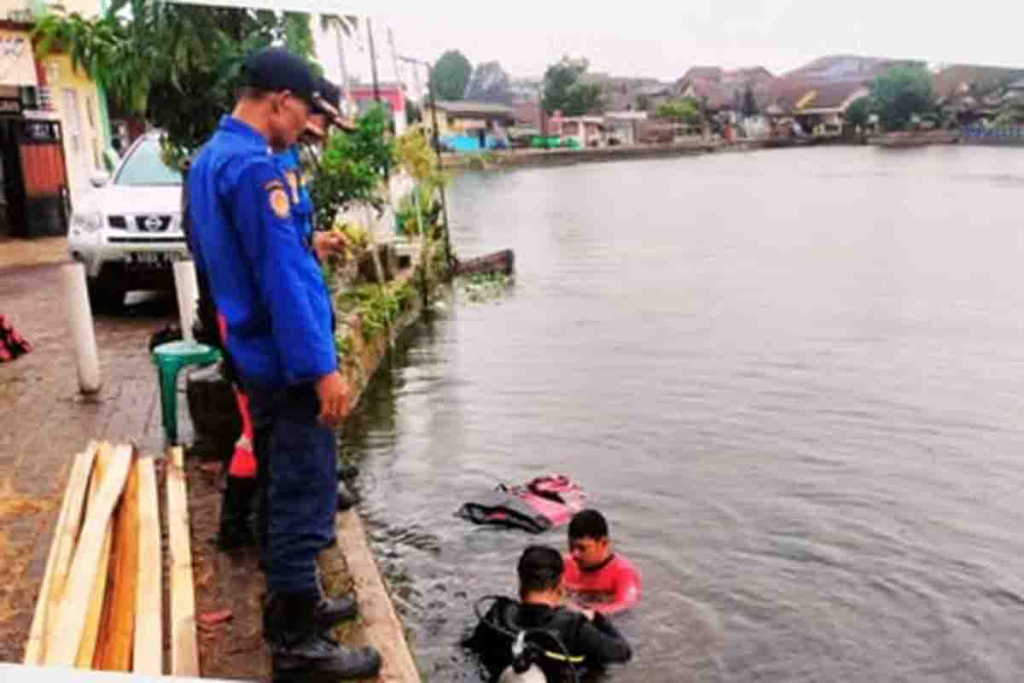 Petugas damkar mencari ponsel Hadi Martadinata di danau