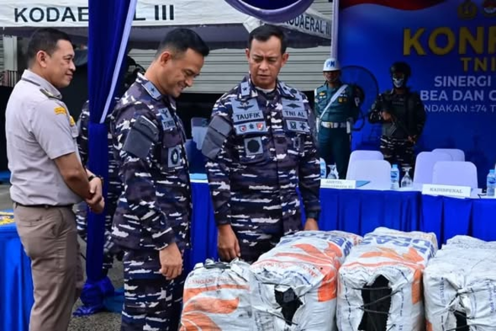 Arang bakau yang diamankan petugas di Pelabuhan Tanjung Priok Jakarta