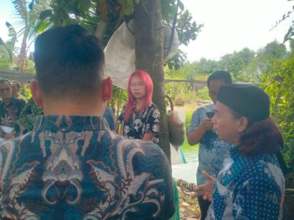 Sukardi (pakai topi blankon) saat hadir di objek gugatan