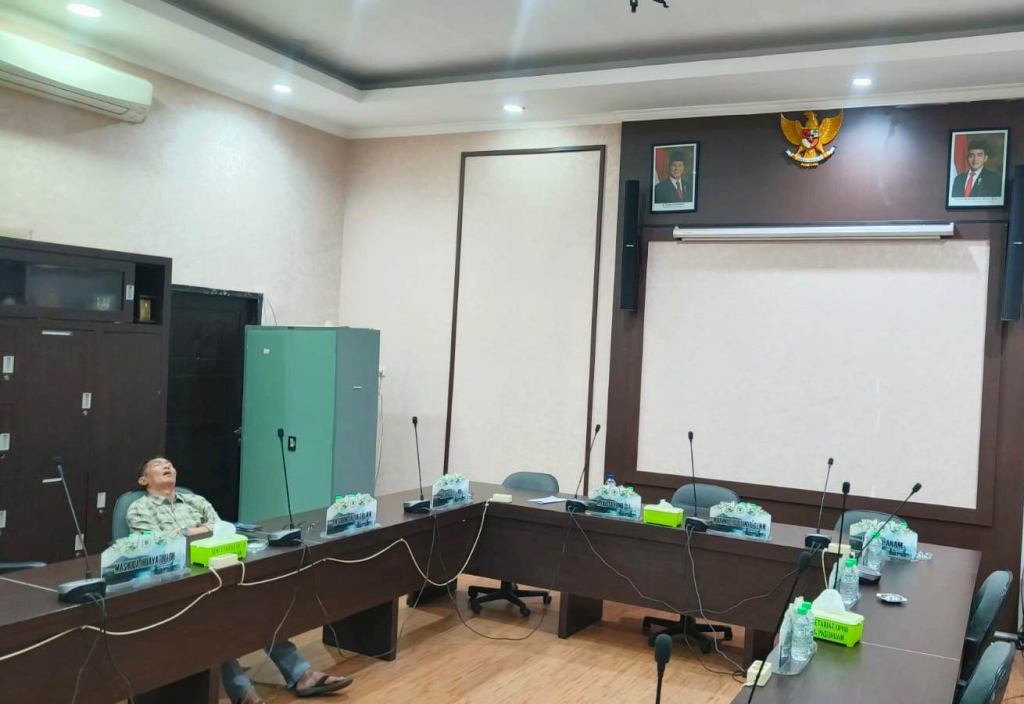 Salah satu ruangan terlihat kosong melompong, hanya terlihat staf Sekretariat DPRD Kabupaten Pasuruan