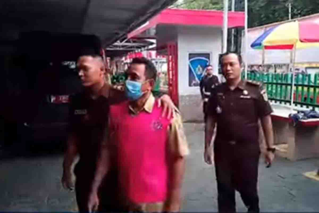Kepala Desa Peleyan, Munakip saat dibawa ke Rutan Situbondo