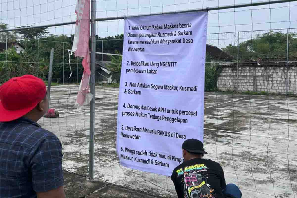 Aksi warga memasang spanduk tuntutan