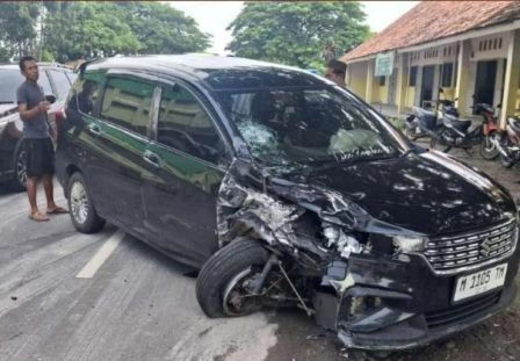 Mobil Suzuki Ertiga milik Agus Aliyanto saat kecelakaan di Tuban