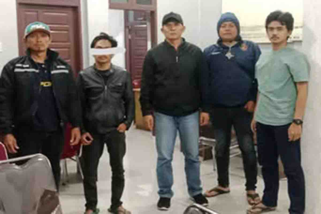 Pelaku persetubuhan anak di bawah umur (kedua dari kiri)