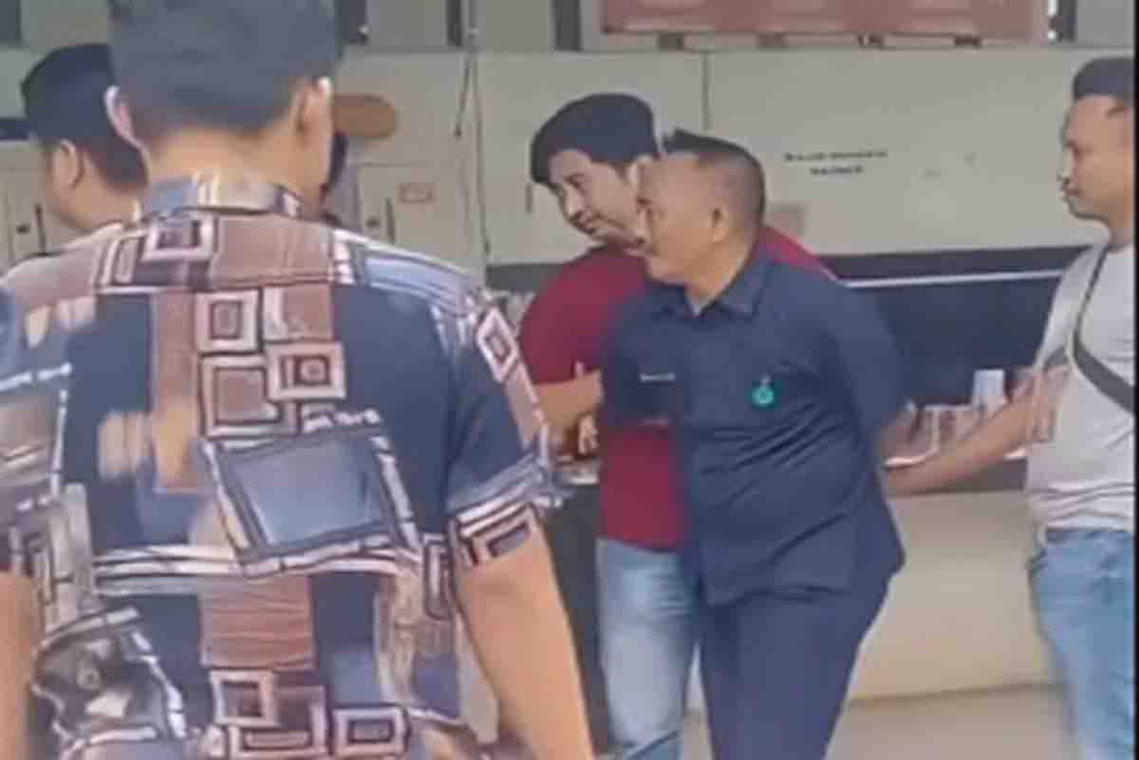 Proses penangkapan terduga elaku pemerasan terhadap kontraktor pembangunan gedung IGD RSUD Pesawaran