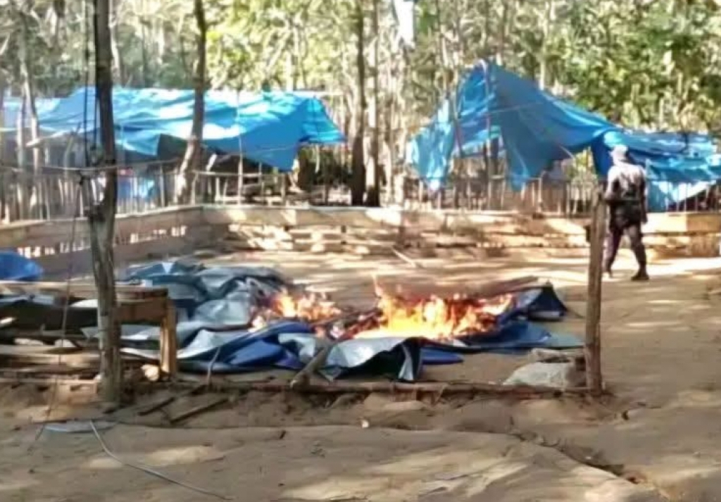 Petugas Polsek Lakudo saat membakar arena sabung ayam