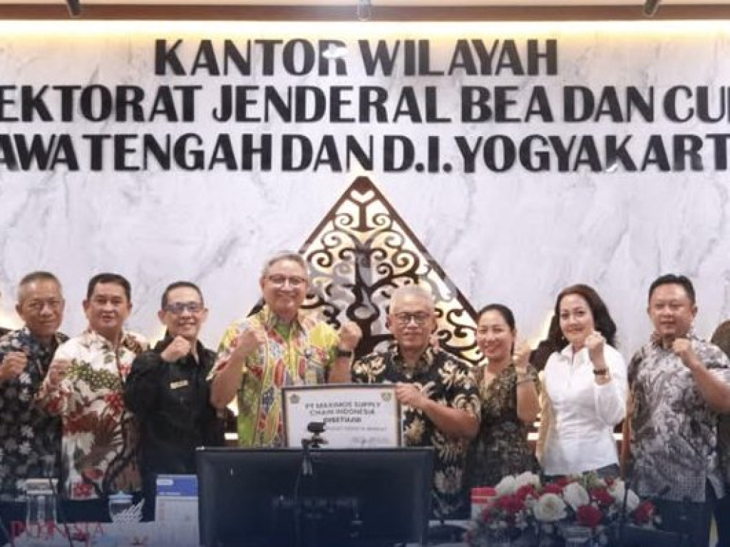 Penyerahan Fasilitas Pusat Logistik Berikat ke PT Maximos Supply Chain Indonesia
