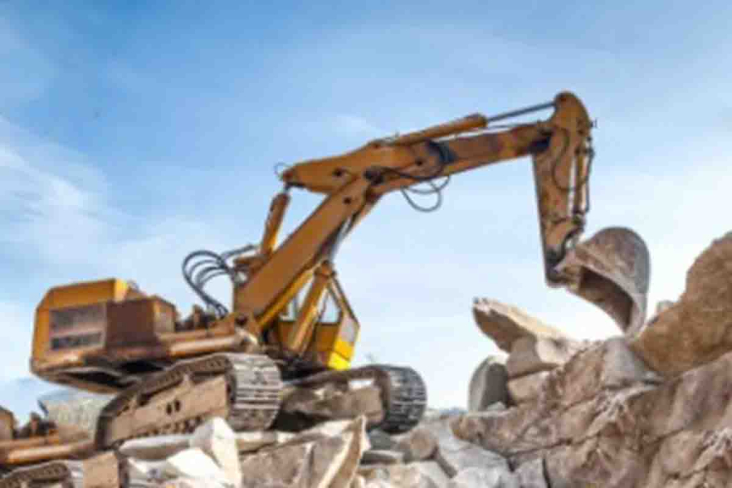 Excavator mengeruk material tambang.