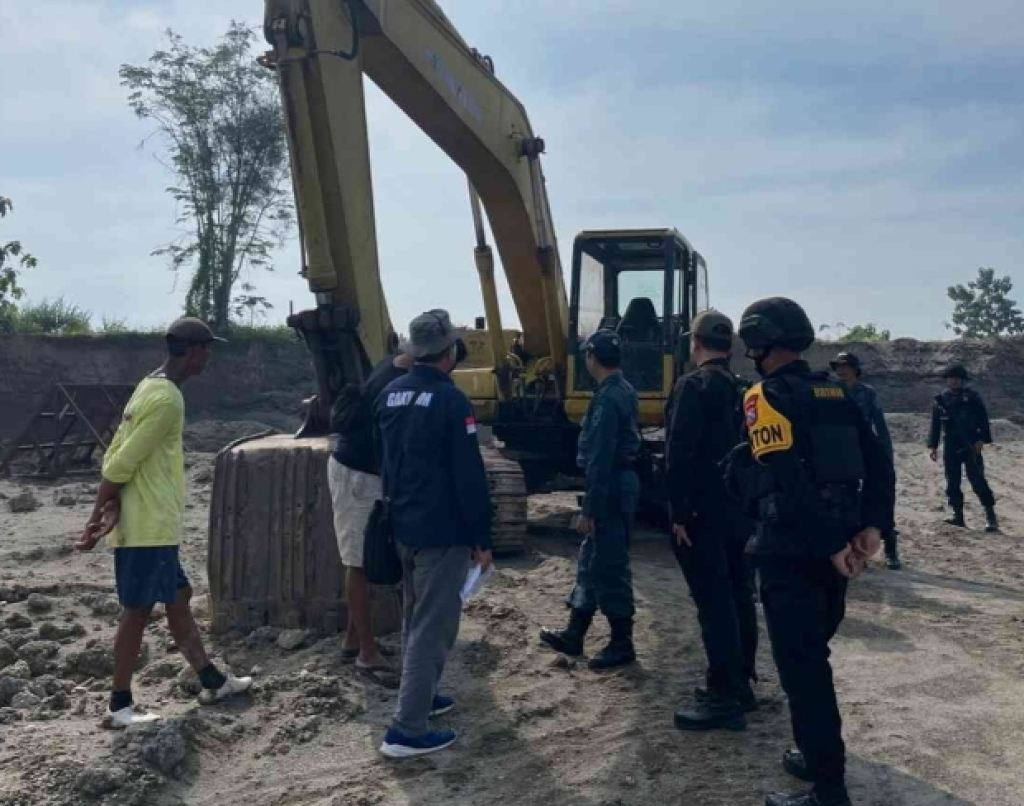 Petugas Polisi Kehutanan dan Brimob di lokasi tambang di Desa Ngelo