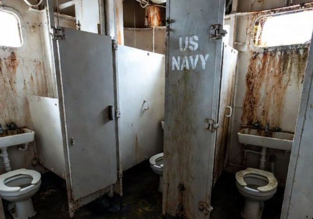 Toilet di Kapal Perang Amerika Serikat
