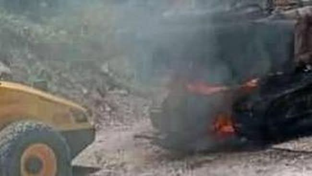Excavator yang dibakar TPNPB