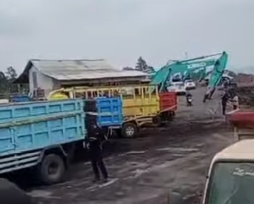 Tambang yang dipasang police line oleh Bareskrim Polri di Kabupaten Lumajang