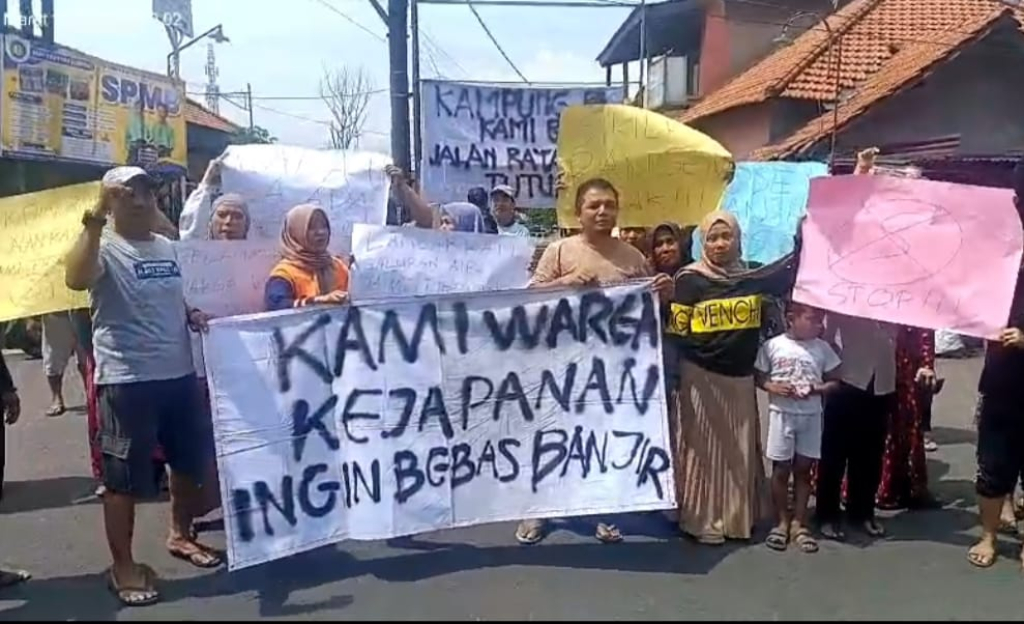Ratusan warga Gempol melakukan aksi demontrasi di pinggir jalan buntut terkait banjir